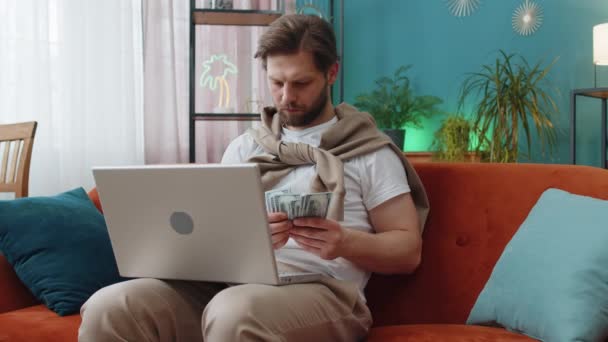 Планирование Бюджета Богатый Белый Человек Который Считает Деньги Используя Ноутбук — стоковое видео