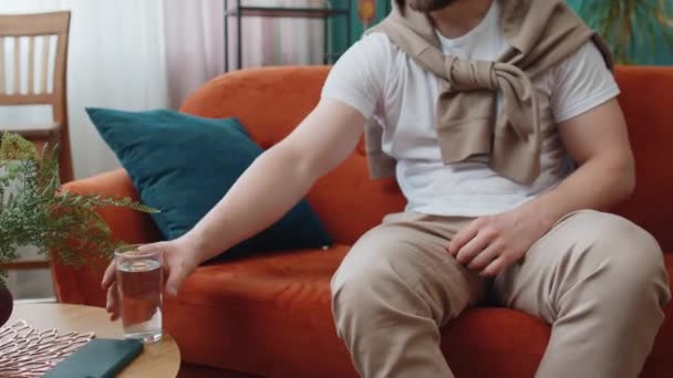 Susamış Bir Adam Elinde Bir Bardak Doğal Tutarak Susuzluğu Gidermek — Stok video