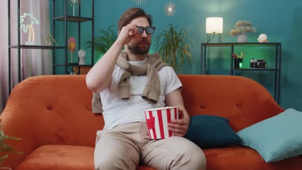 Podekscytowany Młodzieniec Okularach Siedzi Kanapie Jedząc Popcorn Przekąski Oglądając Ciekawe — Wideo stockowe