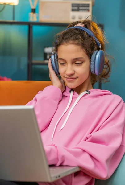 Niña Preadolescente Caucásica Uso Auriculares Portátil Escucha Música Lección Aprendizaje —  Fotos de Stock