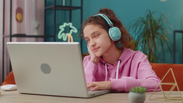 Caucasico Preteen Scuola Ragazza Cuffie Utilizzare Computer Portatile Ascolta Musica — Video Stock