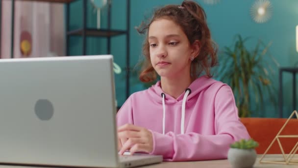 Kaukázusi Tinédzser Lány Aki Laptopot Használ Online Leckéhez Házi Feladatot — Stock videók
