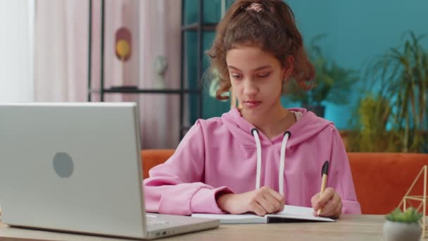 Unavená Běloška Školačka Spí Laptopu Nálepkami Obličeji Mladé Líné Dítě — Stock video