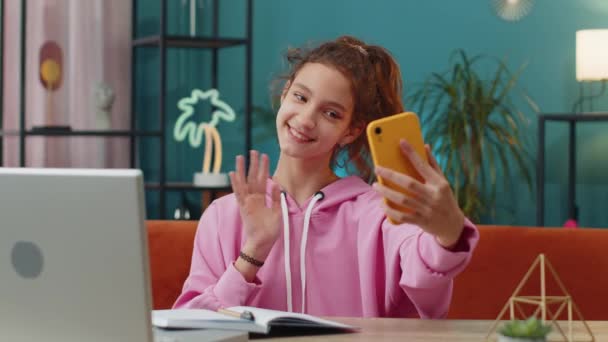 Caucasiano Pré Adolescente Blogueiro Escola Tomando Selfie Smartphone Comunicando Chamada — Vídeo de Stock