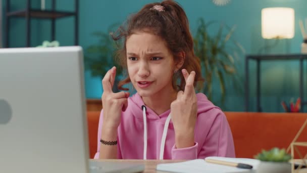 Dizüstü Bilgisayar Kullanan Üzgün Liseli Kız Çevrimiçi Piyangoyu Kaybediyor Eğitim — Stok video