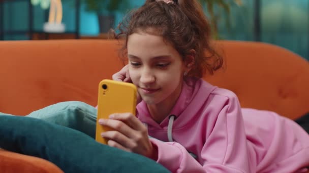 Předškolní Dívka Textové Sdílení Obsahu Zpráv Smartphone Sociálních Médií Aplikací — Stock video