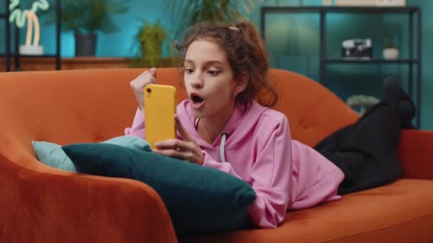 Předškolní Dívka Použít Mobilní Smartphone Oslavit Úspěch Vyhrát Triumf Vítězství — Stock video