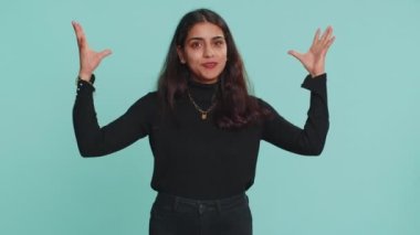 Kafasına dokunan ve patlama gösteren heyecanlı Hintli kadın endişeli ve şok olmuş görünüyor, başarı fikrini kutluyor. Kazandığına şaşırmış gibisin. Vay Hindu kız, mavi stüdyoda tek başına.