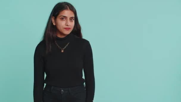 Ung Indian Kvinna Visar Tummen Upp Och Pekar Tom Plats — Stockvideo