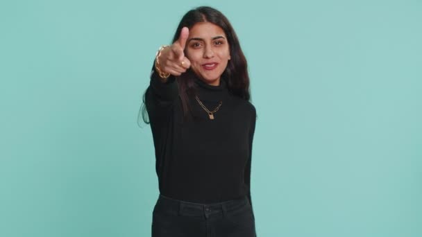 Oye Mujer India Joven Sonriendo Con Entusiasmo Apuntando Cámara Eligiendo — Vídeos de Stock