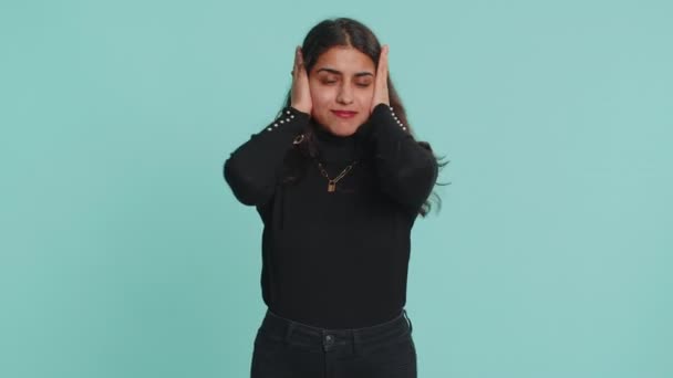 Хочу Слухати Слухати Розчарована Роздратована Індійська Жінка Прикриває Вуха Жестом — стокове відео