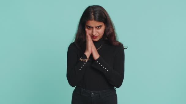 Smyga Listiga Indianska Arabien Kvinna Med Knepigt Ansikte Gestikulerar Intrigerar — Stockvideo