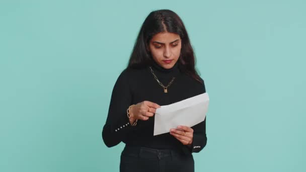 Mujer India Bonita Sobre Abierto Sacar Carta Lee Siente Feliz — Vídeos de Stock