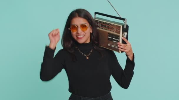 Femme Indienne Utilisant Magnétophone Rétro Pour Écouter Musique Danser Disco — Video