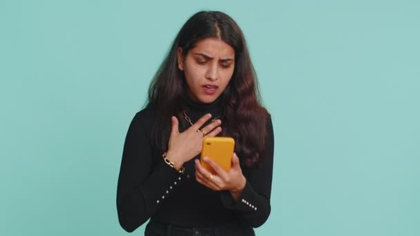 Hinduska Kobieta Używa Telefonu Komórkowego Pisząc Maszynie Traci Zaskakujące Nagłe — Wideo stockowe
