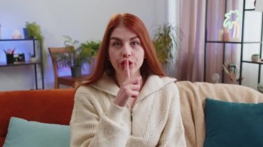 Sessiz olun, lütfen. İşaret parmağıyla dudaklara baskı yapan genç bir kadının portresi sessizliğe suskunluk işareti yapar. Dedikodu sırrı söylemez. Evde oturan kızıl saçlı kız kanepede oturuyor. Dedikodu
