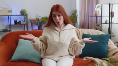 - Ne? - Neden? Öfkeli bir ifadeyle el kaldıran bir kadın, başarısızlığının nedenini soruyor. Modern bir evde yaşanan sorunlardan dolayı kuşkularını belli ediyor. Oturma odasında oturan kızıl saçlı kız.