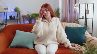 Avuç içi. Yazıklar olsun sana. Saygısızlık eden, canı sıkılan, hayal kırıklığına uğrayan bir kadın kötü haber getirir. Evde, oturma odasında kanepede oturan kızıl saçlı kızın portresi. Yaşam Tarzları