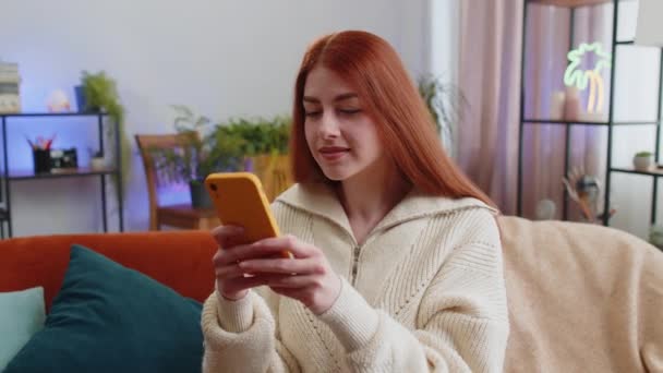 Šťastná Mladá Žena Použít Mobilní Smartphone Psaní Procházení Říct Wow — Stock video