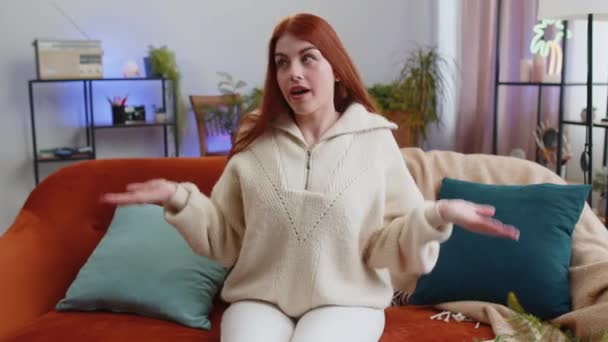 Nem Tudom Mit Mondjak Zavarodott Vörös Hajú Zavarban Érzi Magát — Stock videók