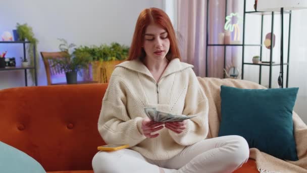 Plánování Rozpočtu Bohatá Žena Počítající Peníze Hotovosti Používá Aplikaci Pro — Stock video