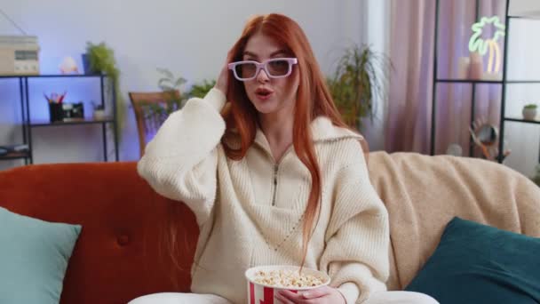 Podekscytowana Młoda Kobieta Siedzi Kanapie Jedząc Popcorn Oglądając Ciekawe Seriale — Wideo stockowe