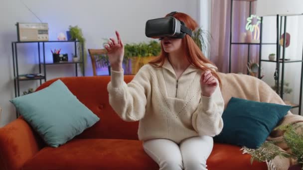 Femme Rousse Utilisant Technologie Futuriste Réalité Virtuelle Casque Casque App — Video