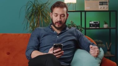 Lübnanlı mutlu adam cep telefonu daktilosu kullanıyor ve 