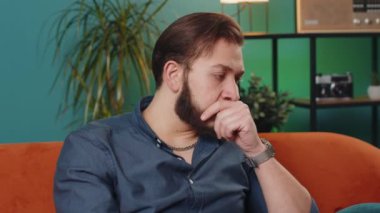 Üzgün, yalnız bir adam sınıfında oturmuş hayat endişelerini düşünüyor ya da karşılıksız aşk adaletsiz bir durumdan muzdarip. Arap erkek problemi, ayrılık, depresyon, sinir harap olma.