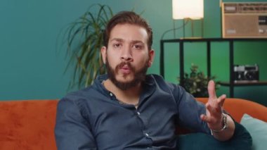 Aman Tanrım, vay canına. Lübnanlı genç adam büyük gözlerle kameraya bakarken şaşkınlığa uğradı. Aniden kazanılan zafer haberi, kutlanan zafer haberi. Evdeki kanepede oturan heyecanlı Arap adamın portresi.