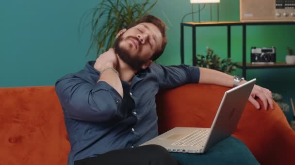 Müde Freiberufler Libanesischen Mann Mit Laptop Leiden Unter Kopfschmerzen Problem — Stockvideo
