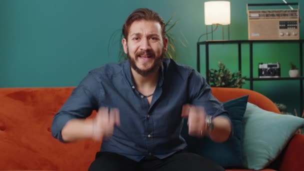 Šťastný Libanonský Muž Křičí Slaví Úspěch Vítězství Cíl Dosažení Dobré — Stock video