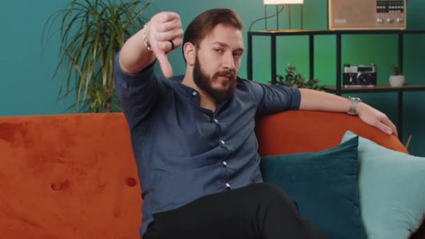 Нравится Расстроенный Ливанский Мужчина Показывает Большие Пальцы Вниз Знак Жеста — стоковое видео
