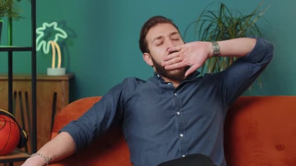 Fatigué Homme Libanais Couché Sur Canapé Confortable Prendre Repos Sieste — Video