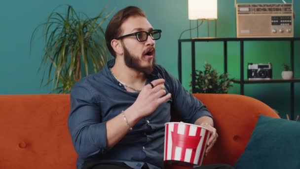 Hombre Libanés Emocionado Gafas Sienta Sofá Comiendo Bocadillos Palomitas Maíz — Vídeos de Stock