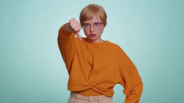 Niechęć Zdenerwowana Nieszczęśliwa Młoda Kobieta Swetrze Pokazująca Kciuki Dół Znak — Wideo stockowe