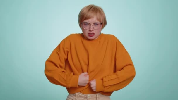Ung Kvinde Sweater Skriger Fra Stress Spændinger Problemer Føles Rædsel – Stock-video