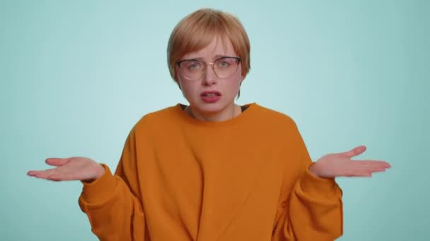 Почему Искренне Раздраженная Женщина Очках Поднимающая Руки Возмущенном Выражении Спрашивает — стоковое видео
