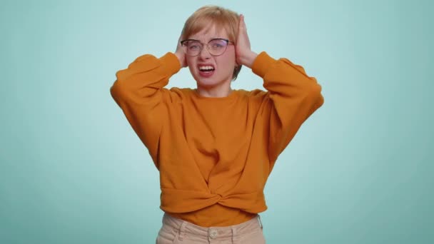 Duymak Dinlemek Istemiyorum Sinirli Sinirli Kulaklarını Tıkayan Tavsiye Almayan Gürültülü — Stok video