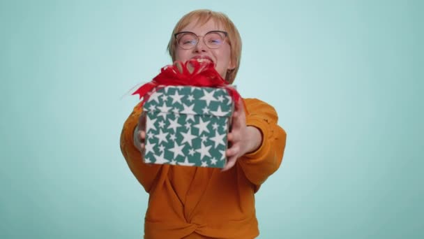 Pozitivní Usmívající Mladá Žena Představující Narozeninovou Zelenou Dárkovou Krabičku Natáhne — Stock video