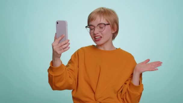 Γυναίκα Blogger Γυαλιά Λήψη Selfie Vlog Στο Smartphone Επικοινωνία Βιντεοκλήση — Αρχείο Βίντεο