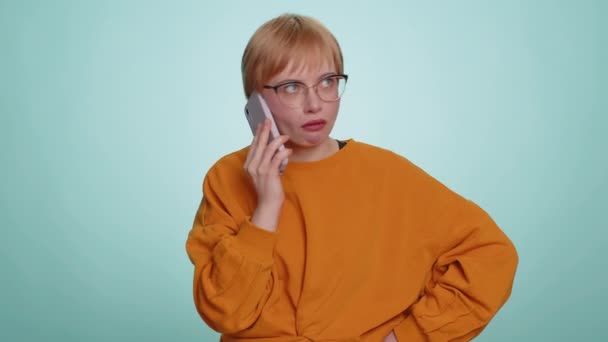 Mujer Joven Somnolienta Cansada Gafas Hablando Por Teléfono Móvil Con — Vídeos de Stock