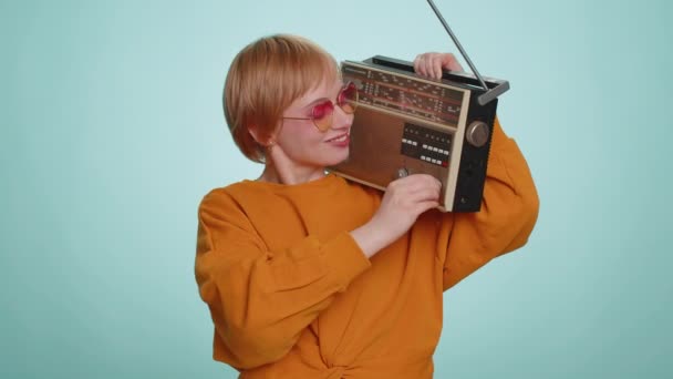 Γυναίκα Γυαλιά Ηλίου Χρησιμοποιώντας Ρετρό Κασετόφωνο Για Ακούσετε Μουσική Ντίσκο — Αρχείο Βίντεο