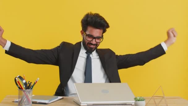 Sakallı Hintli Işadamı Ofis Masasında Çalışmaya Sabah Egzersizlerini Isıtmaya Başlıyor — Stok video
