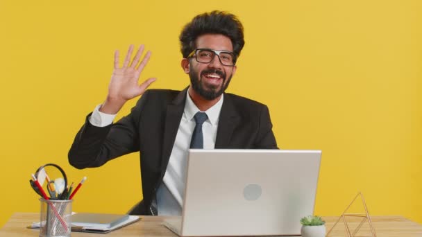 Indischer Geschäftsmann Der Laptop Arbeitet Lächelt Freundlich Die Kamera Winkt — Stockvideo