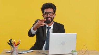 Ara beni, bu iletişim numarası. Hintli işadamı kameraya bakıyor. İş yerinde telefon görüşmesi yapmak istiyor. Resmi takım elbiseli Hindu adam dizüstü bilgisayarla çalışıyor.