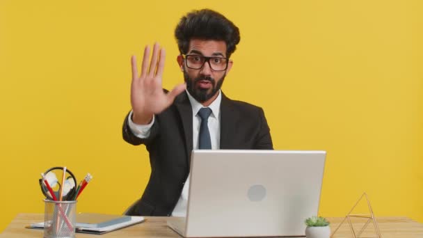 やめろ ラップトップで働くインドのビジネスマン 仕上げの警告 アクセスを禁止し 通信を減少させ ボディランゲージ 危険性の問題 黄色の背景のオフィスの職場で男 — ストック動画