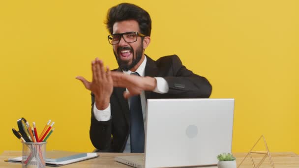 Χαρούμενος Πλούσιος Ινδός Επιχειρηματίας Που Εργάζεται Laptop Σπαταλώντας Χρήματα Ρίχνοντας — Αρχείο Βίντεο