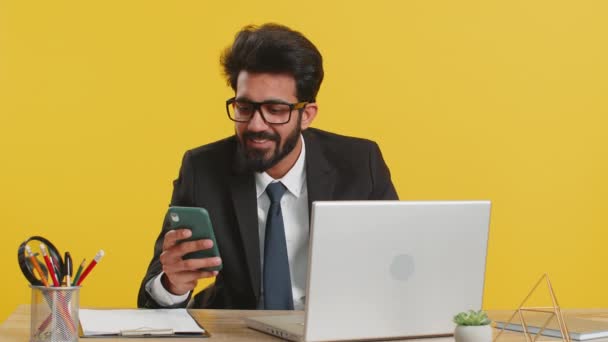 Glad Indian Affärsman Ser Smartphone Display Uppriktigt Glädjande Vinna Emot — Stockvideo