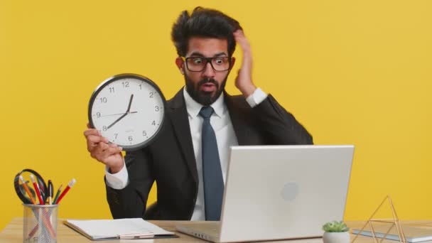 Indischer Geschäftsmann Mit Angst Die Uhrzeit Kontrollieren Spät Zur Arbeit — Stockvideo